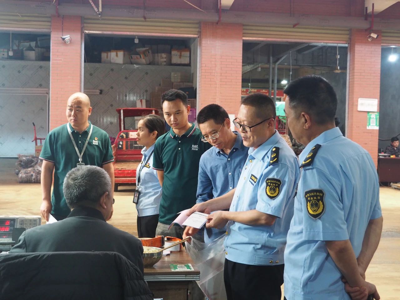 万州区农业农村委员会 万州区市场监督管理局一行莅临百安港农产品批发市场调研指导农产品安全溯源工作