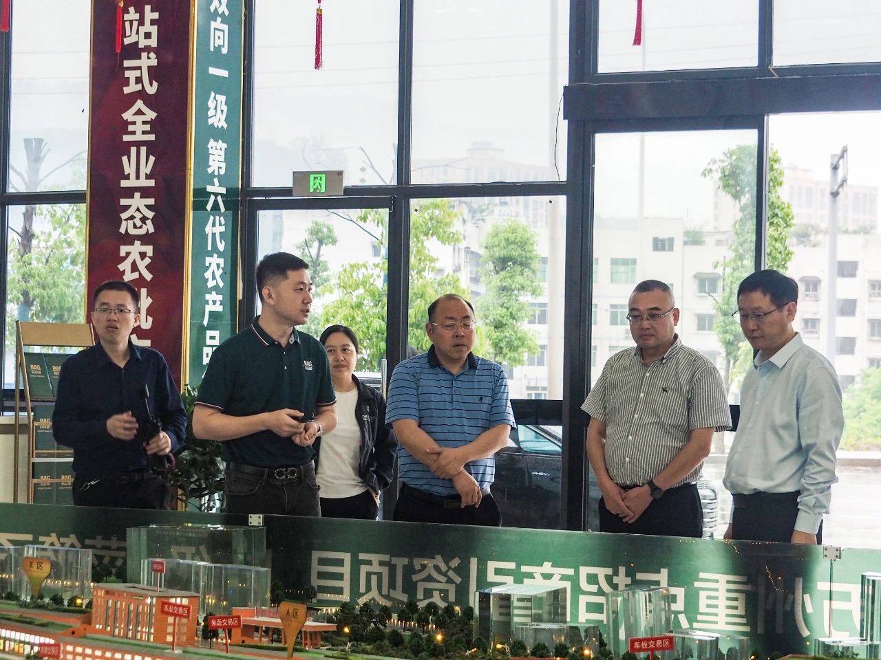 重庆市万州区委常委、区纪委书记、区监委主任金烽一行莅临百安港农产品批发市场调研