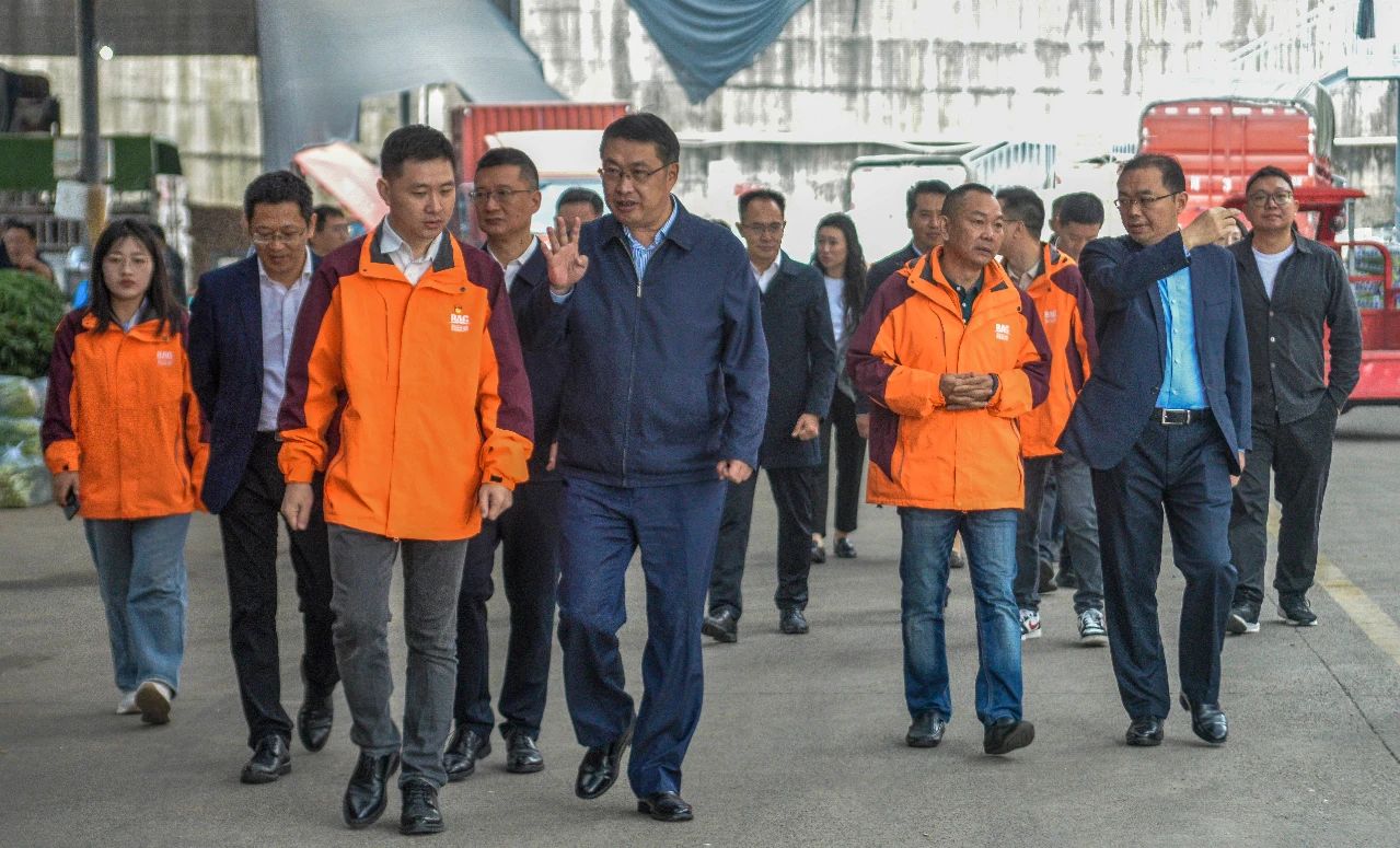 重庆市商务委党组书记、主任章勇武一行莅临百安港农产品批发市场调研