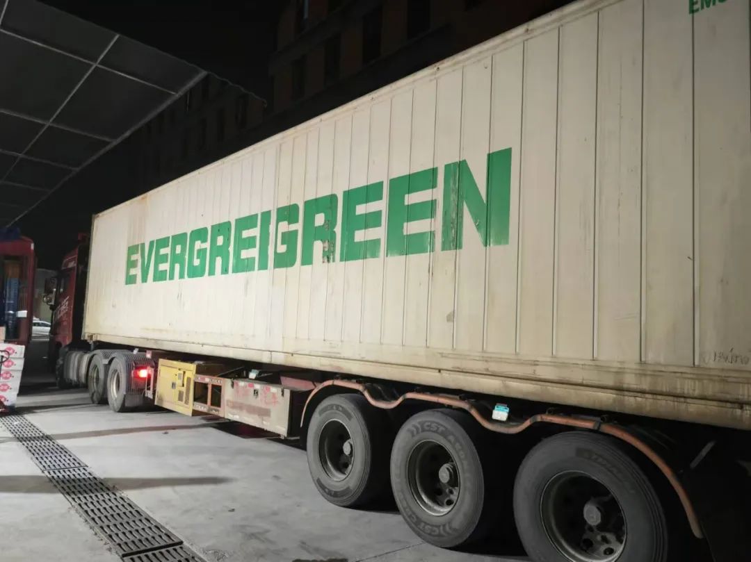 万州首柜海运智利车厘子抵达百安港农产品批发市场